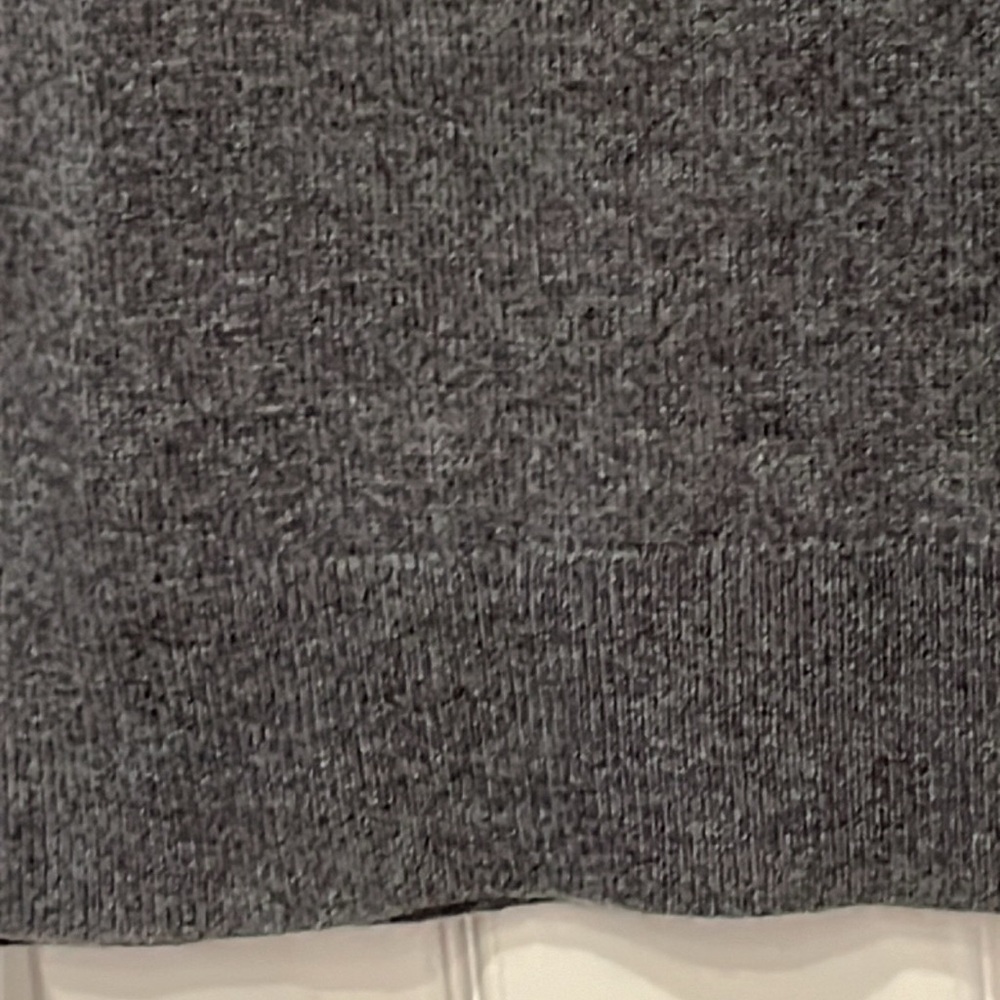 100% Cashmere Men’s V-neck by Halogen. Ribbed along V-neckline, waist & sleeve - Picture 10 of 11